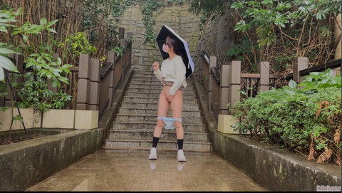 雨の日の野外露出オナニー　傘を差してオマンコ公開する露出大好き素人