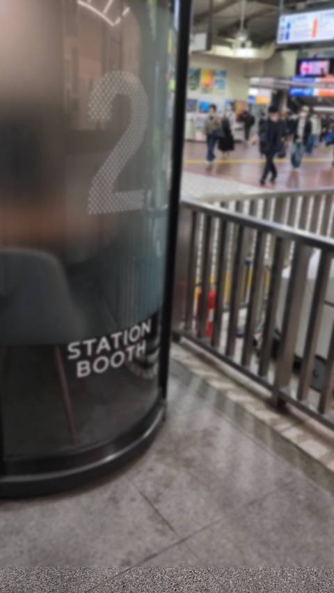 公開オ〇ニー！人が行き交う駅構内で全裸露出！数十cm後ろを何百人も通ってる所で扉全開にして過去一の超良作動画です