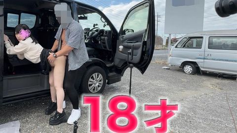 完全顔出し！超有名メイド喫茶勤務の、１８歳、現*役**大生！！初野外SEX、１m先で歩行者が行き交う脇道で、連続イキ倒れ！NTR、裏切り、中出し２回戦『個人撮影』個撮４０９人目