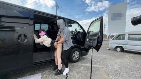 完全顔出し！超有名メイド喫茶勤務の、１８歳、現*役**大生！！初野外SEX、１m先で歩行者が行き交う脇道で、連続イキ倒れ！NTR、裏切り、中出し２回戦『個人撮影』個撮４０９人目