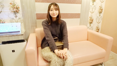 大人しい雰囲気の可愛らしい旅行会社勤務美女26歳。おもちゃで弄ってるところに我慢できずハメて中出しまでしちゃいました。