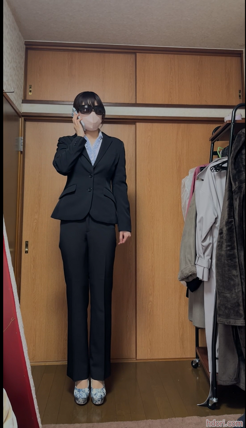 電話で怒りながらオナニーする女性　バイブを買ったら壊れていて叱責しながらオマンコいじる