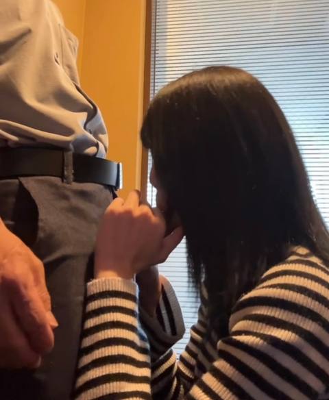女教師　喫煙所でフェラとセックス 糸をひく愛液