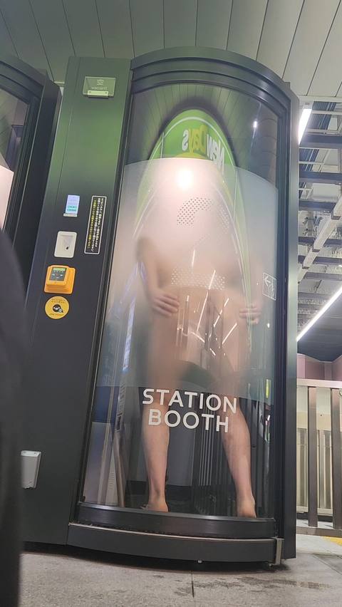 公開オ〇ニー！人が行き交う駅構内で全裸露出！数十cm後ろを何百人も通ってる所で扉全開にして過去一の超良作動画です