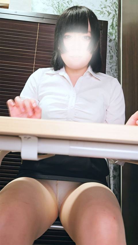 新人営業ちゃん「契約していただけますか？」うん、パンツ見せてくれたら！