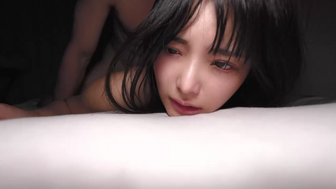 人気ライブチャットのあの19歳　アイドル級美女の狭すぎる膣に奥まで挿入してガン突き中出し