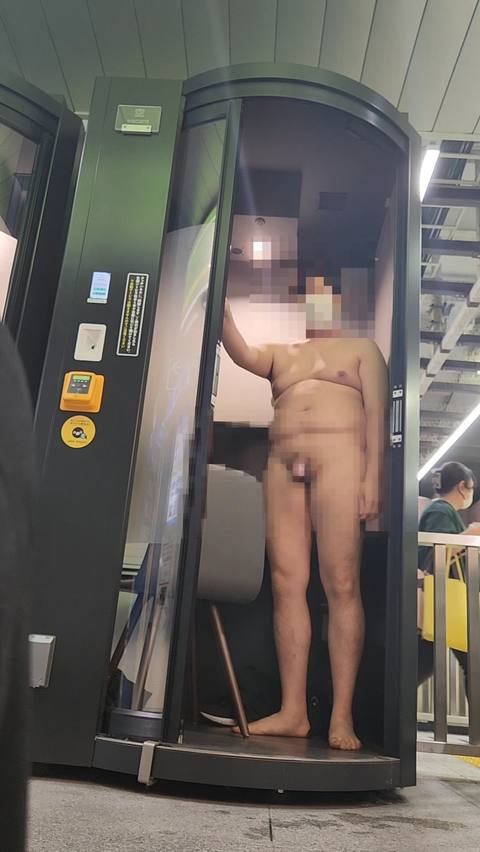 公開オ〇ニー！人が行き交う駅構内で全裸露出！数十cm後ろを何百人も通ってる所で扉全開にして過去一の超良作動画です