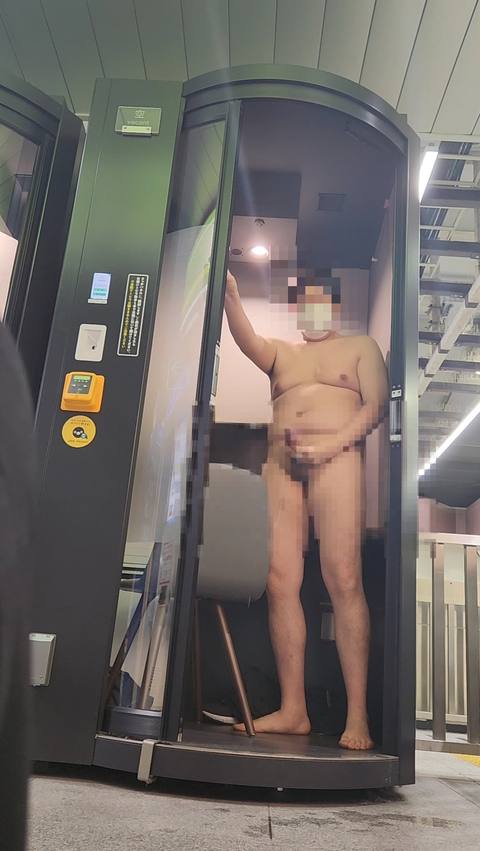 公開オ〇ニー！人が行き交う駅構内で全裸露出！数十cm後ろを何百人も通ってる所で扉全開にして過去一の超良作動画です