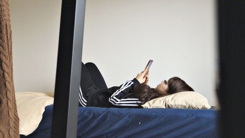 【無修正ｘ個人撮影】アイドルの追っかけで民泊利用に来た*が、推しの為にパンティーを足にぶら下げたまま鬼パコされて、最後は中出しを自ら希望するようになりましたｗ