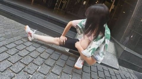 乳房！早朝ジョギング巨乳女性、屋外揉みしだき