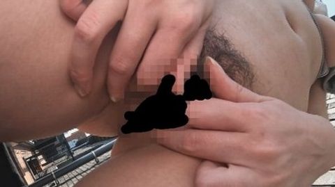 乳房！早朝ジョギング巨乳女性、屋外揉みしだき