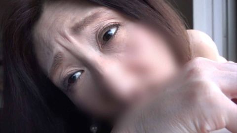 【熟女／素人】スレンダーボディの清楚系熟女五十路妻。激しいピストンSEXに、カメラ目線でアヘ顔イキ。