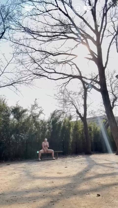 【19歳Gカップえりかの自撮り】☆彡公園で全裸になってその場に服を置いて階段下まで行って、ベンチにディルドの吸盤を張り付けて騎乗位オナニー！メチャ声出たしスリルで興奮したしすごかったです…///