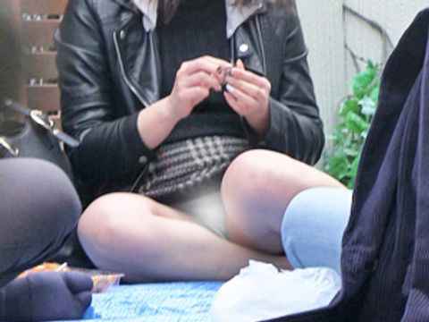 タイトスカートだとそうなりますよね。デルタくっきりパンチラ