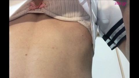 美人お*様にエロいセーラー服のコスプレを着せて服の隙間を覗かせてもらう（パンチラ・胸チラ）