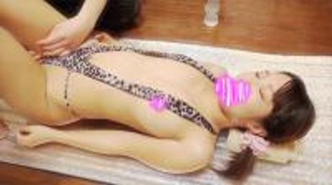 ☆Kモデル　セラちゃんシリーズ③　ローションマッサージ　ヒョウ柄Ｖフロント　過激水着ではみ出る寸前