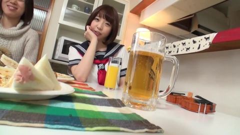 禁断！！　チラ見せとおっぱい押しつけで僕を誘惑する色白ボインの嫁の*　かなで自由