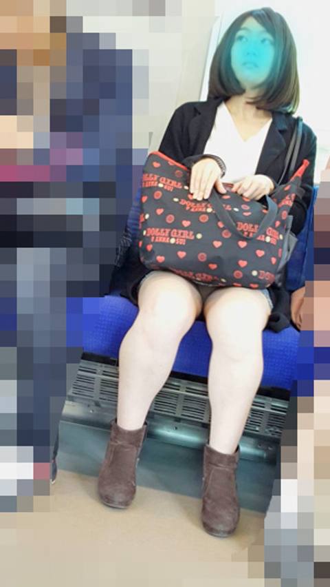 だらしなく脚広げ気味でモロパンティ　電車対面