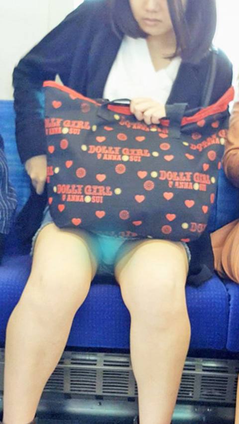 だらしなく脚広げ気味でモロパンティ　電車対面