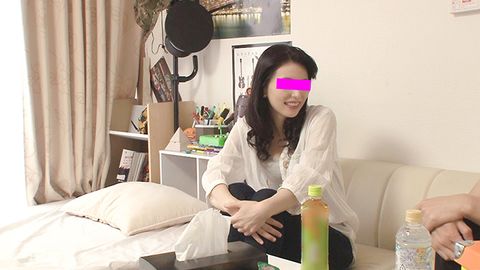個撮】【奇跡の四十路】ナンパで知り合った貧乳スレンダーおばさんを自宅へ連れ込み生ハメ！結婚20周年にも関わらず年下男*と初めての浮気で中出しセックス「本当に脱がなきゃダメ？…乳首ギュってツネってぇぇぇ