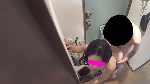個撮】【奇跡の四十路】ナンパで知り合った貧乳スレンダーおばさんを自宅へ連れ込み生ハメ！結婚20周年にも関わらず年下男*と初めての浮気で中出しセックス「本当に脱がなきゃダメ？…乳首ギュってツネってぇぇぇ