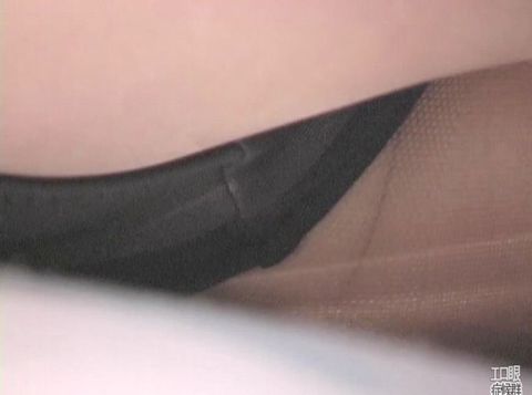 ボンネットに寝転がるお行儀悪いポーズキャンギャル34分