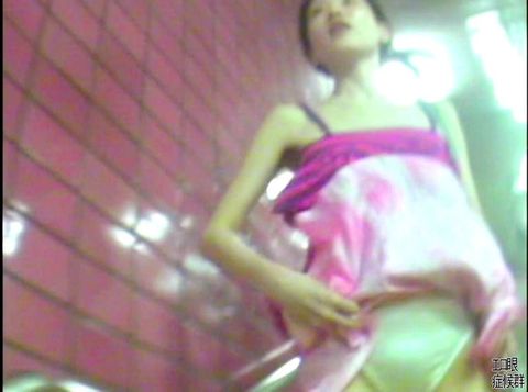 パンツを待ちゆく人々に公開　熱帯低気圧下着露出プレイ02【さらに追い込む**白綿パン】
