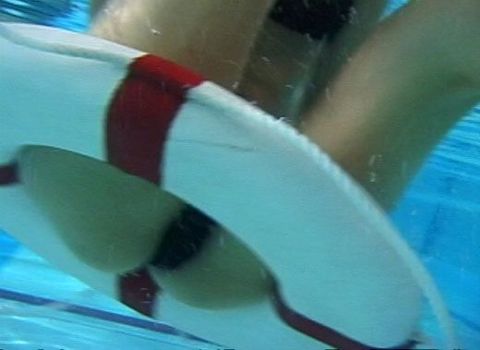 【プリ尻６名】女だらけのＴバック水着大会！浮き輪にお尻をハメて水中尻ゲーム！