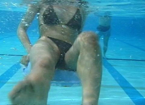 【プリ尻６名】女だらけのＴバック水着大会！浮き輪にお尻をハメて水中尻ゲーム！