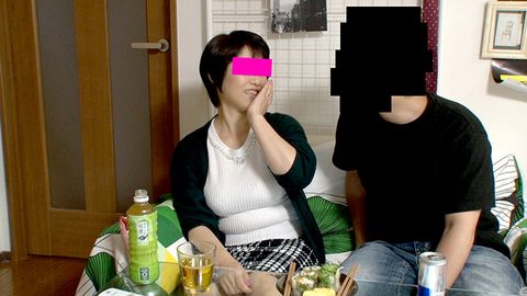 個撮】【デカパイ×デカ乳輪】ナンパで捕まえたGカップ五十路おばさんを自宅へ連れ込み生ハメ！**男に敏感な爆乳揉みしだかれ久々の刺激に悶絶イキする絶叫セックス「旦那にバレないようにしないと…とっても元気