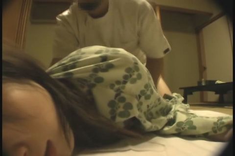 温泉街の按摩師【若妻狙い】客室マッサージ 猥褻行為の投稿映像。
