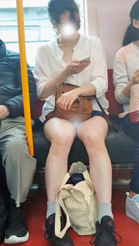 涼しい顔してくっきりデルタが・・・電車パンチラ