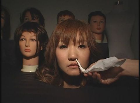 【無反応＆我慢顔】マネキンになった美女にいたずらｗ無反応好き放題が抜けすぎる！