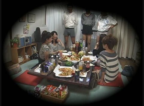 不良主婦 旦那の居ない間に行われる**男食い忘年会 近所の仲良し主婦と行われる乱交P　01