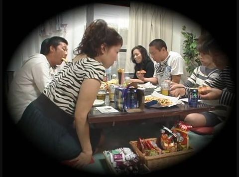 不良主婦 旦那の居ない間に行われる**男食い忘年会 近所の仲良し主婦と行われる乱交P　01