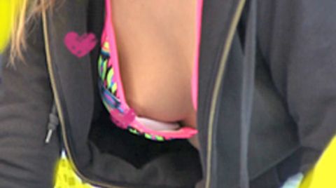 おっぱい狙いました。　夏の置き土産2　エッロいビキニギャル　乳輪　ハミ乳首！　レビュー特典あり！