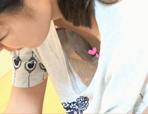 【谷間乳首チラ】とあるベ●マサークルの風景{vol.17}2名！巨乳谷間**+ハイハイ競争奮闘**