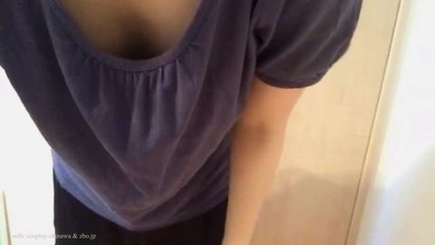 【自撮り素人】 胸チラ　：**OLさんの胸・腋フェチ②