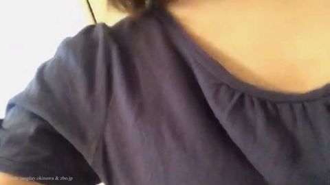【自撮り素人】 胸チラ　：**OLさんの胸・腋フェチ②