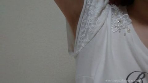 【自撮りカメラde投稿動画】 三十路、やせ形、色白女性の胸チラ・腋チラの魅*
