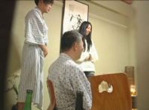 忘年会で部下の妻を**裸踊り後に**したビデオ