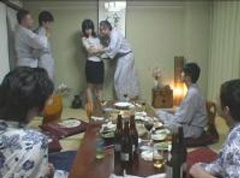 忘年会で部下の妻を**裸踊り後に**したビデオ