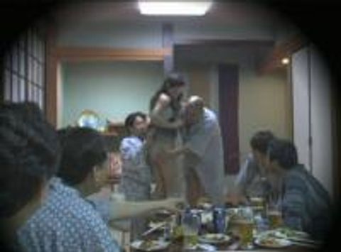 忘年会で部下の妻を**裸踊り後に**したビデオ