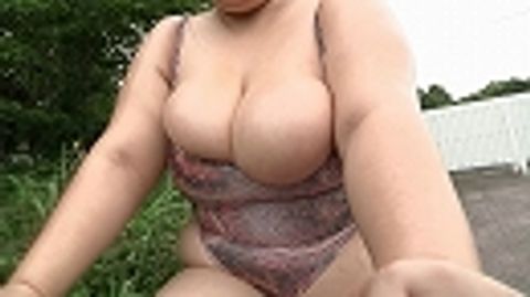 Qカップ爆乳超デカ尻のお*さんがピチピチ水着でサイクリング！
