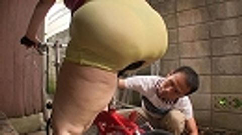 セルライト半端ないデカ尻で自転車こぎ！魅了されるむっちりボディ！