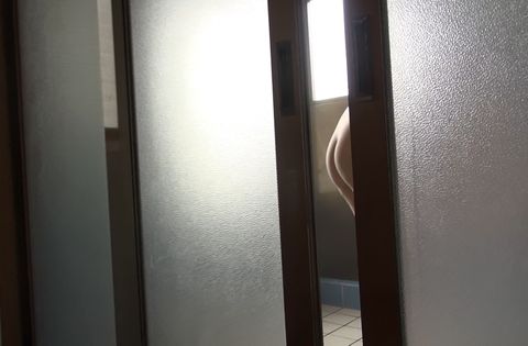 水に濡れたケツのエロさは勃起確実