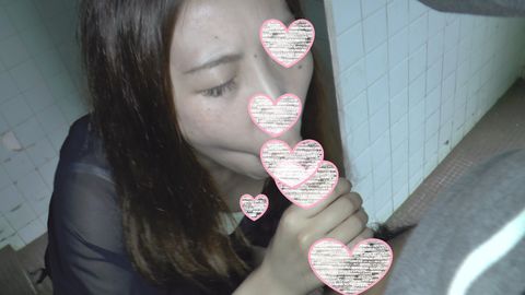 【個人撮影】公衆便所でフェラさせて口内発射した。