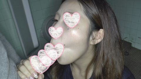 【個人撮影】公衆便所でフェラさせて口内発射した。