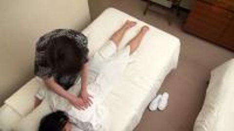 出張マッサージの美熟女をエロい気分にさせてセックス35
