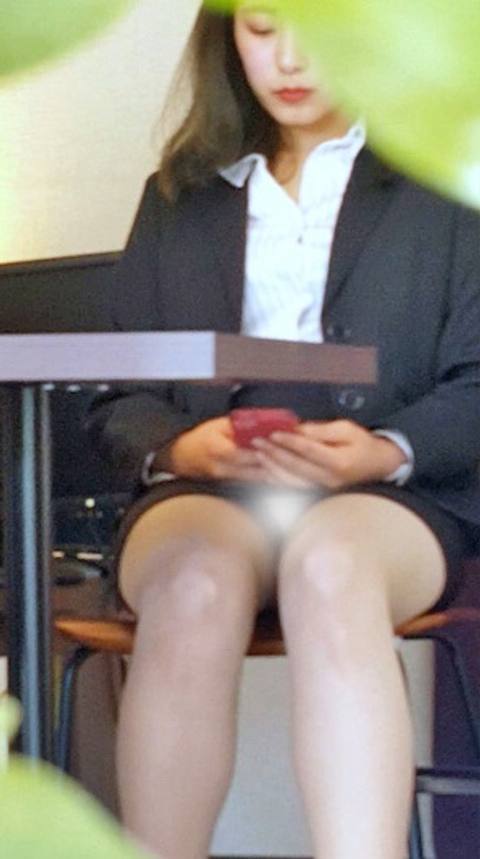 営業に来る美脚お*さんがこれ見よがしにパンチラしてくれるんだが